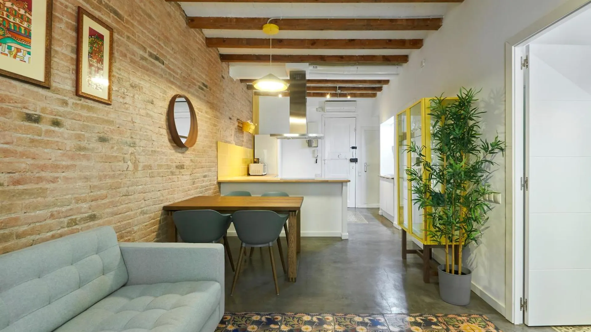 64 Apartment In A Typical Barcelona'S Old Building