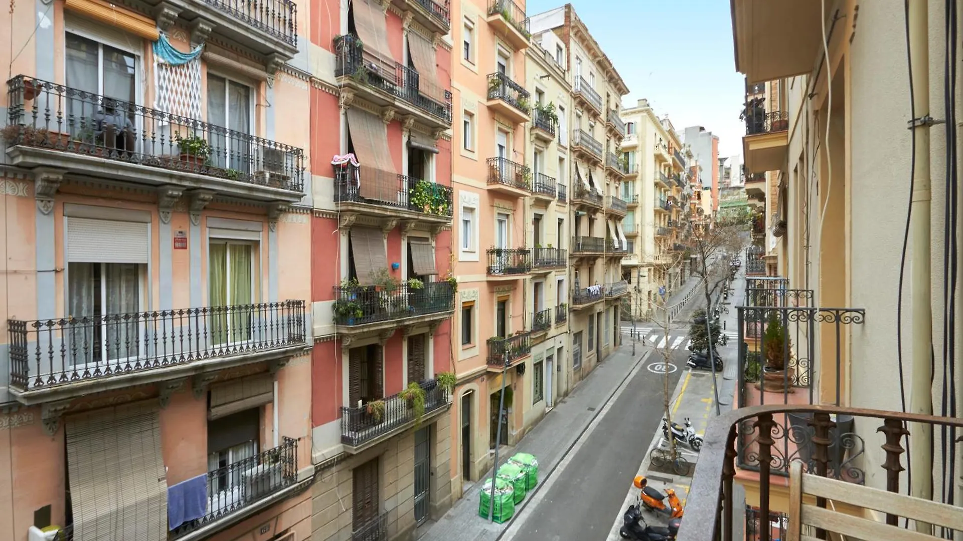 64 Apartment In A Typical Barcelona'S Old Building
