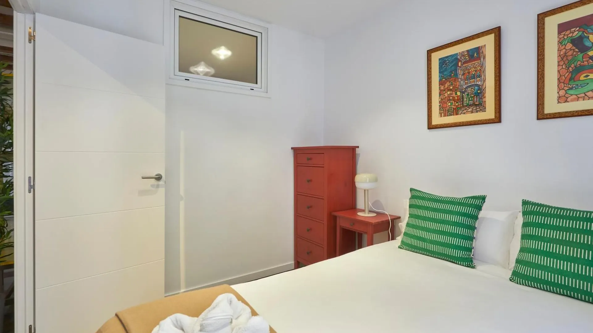 64 Apartment In A Typical Barcelona'S Old Building