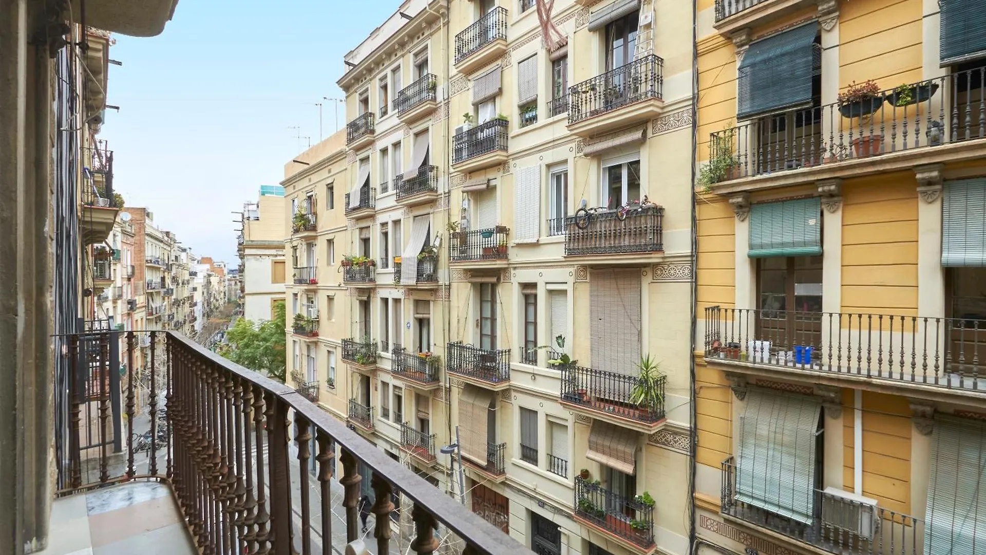64 Apartment In A Typical Barcelona'S Old Building